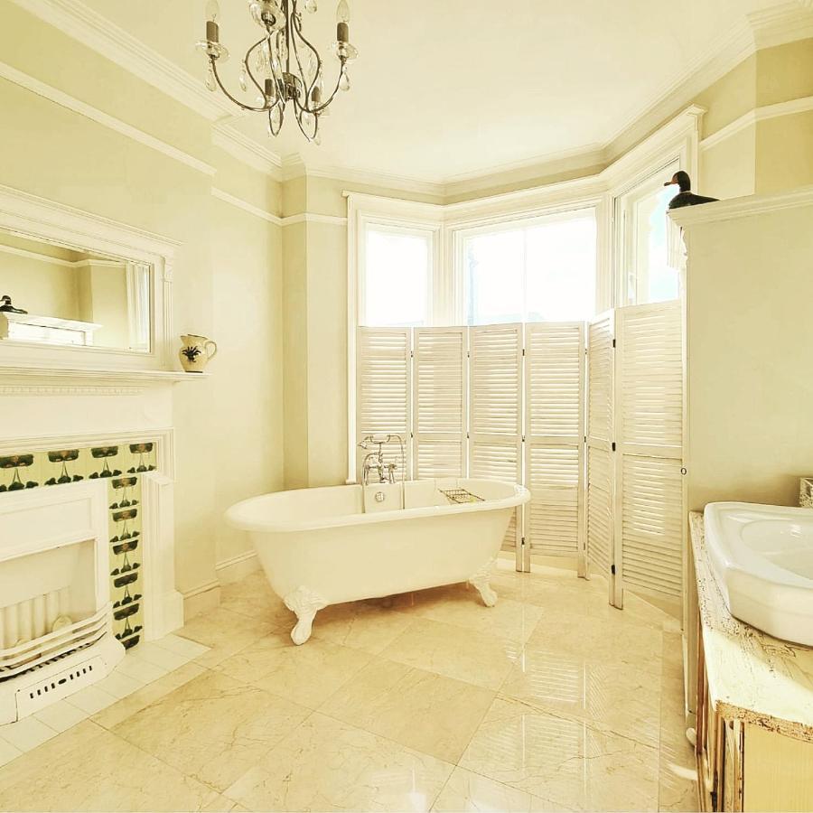 הייסטינגס West Hill Retreat Edwardian Balcony Ensuite With Room Served Breakfast & Free Parking מראה חיצוני תמונה