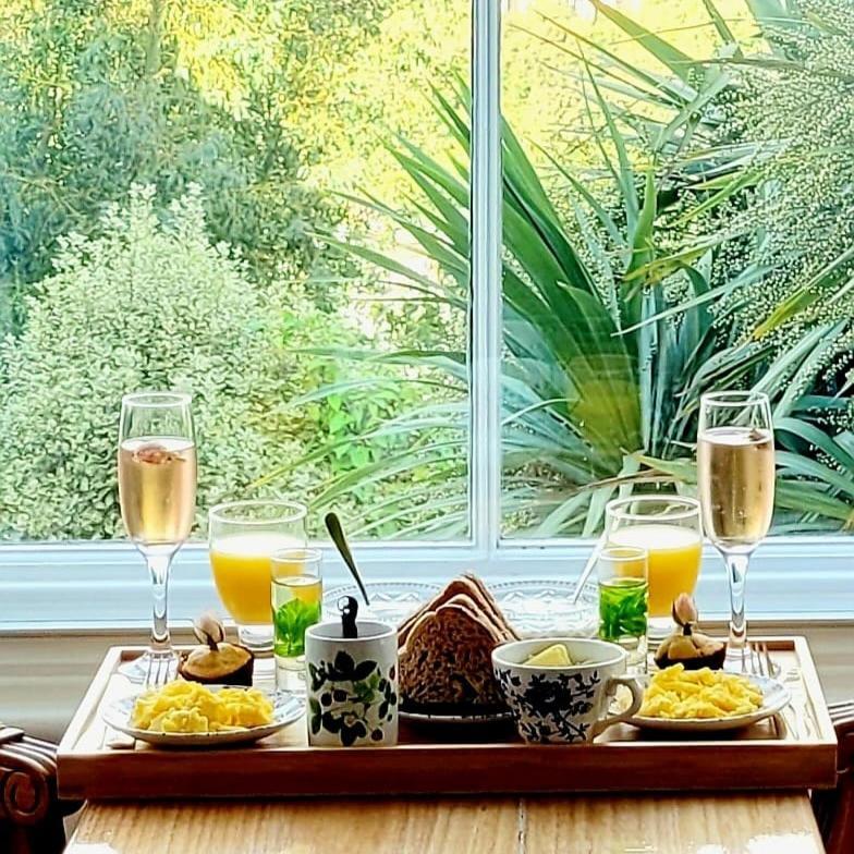 הייסטינגס West Hill Retreat Edwardian Balcony Ensuite With Room Served Breakfast & Free Parking מראה חיצוני תמונה